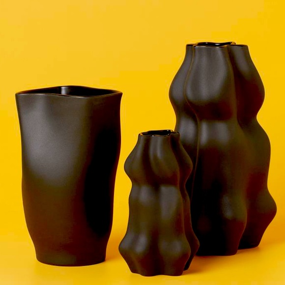 BLOGGER FAVORITE 🔥 H&M Large Black Stoneware Vase - Picture 2 of 3